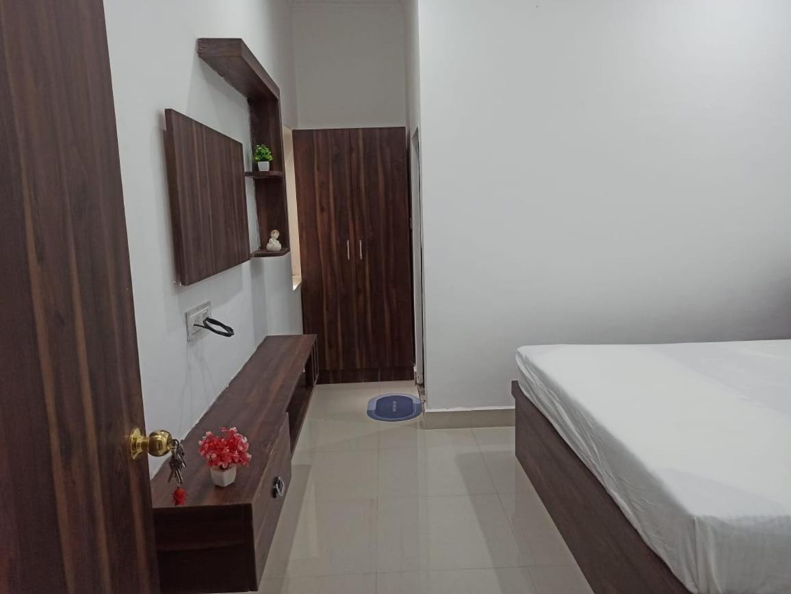קג'ורהו Abhiram Homestay מראה חיצוני תמונה