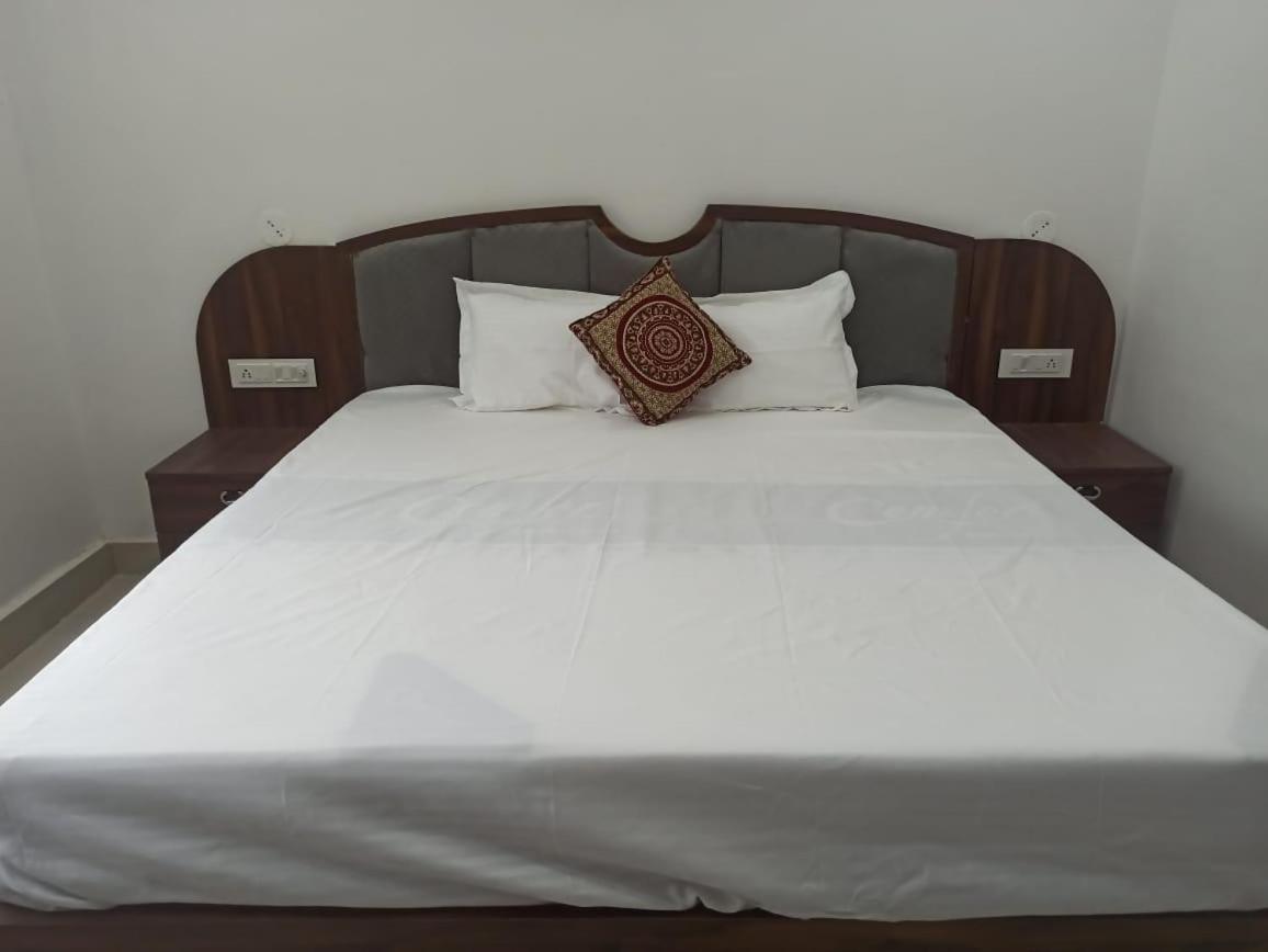 קג'ורהו Abhiram Homestay מראה חיצוני תמונה