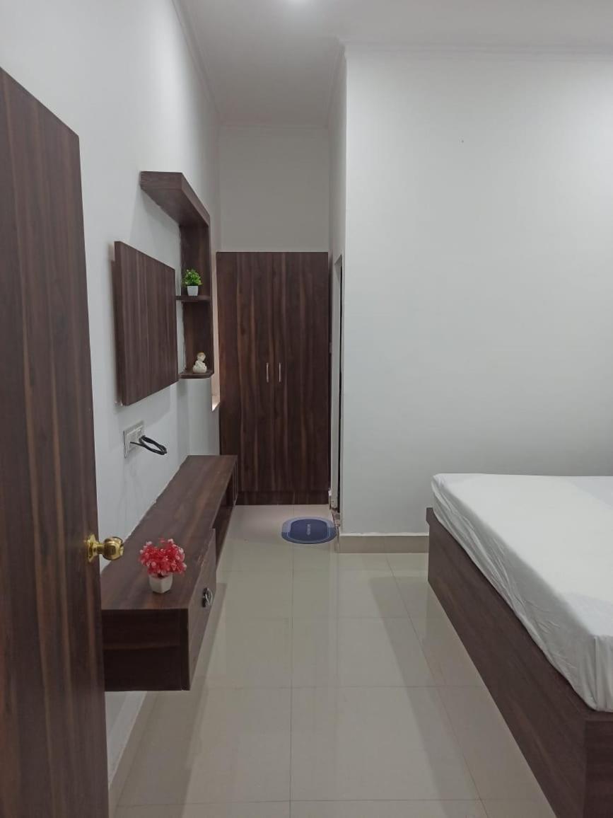 קג'ורהו Abhiram Homestay מראה חיצוני תמונה