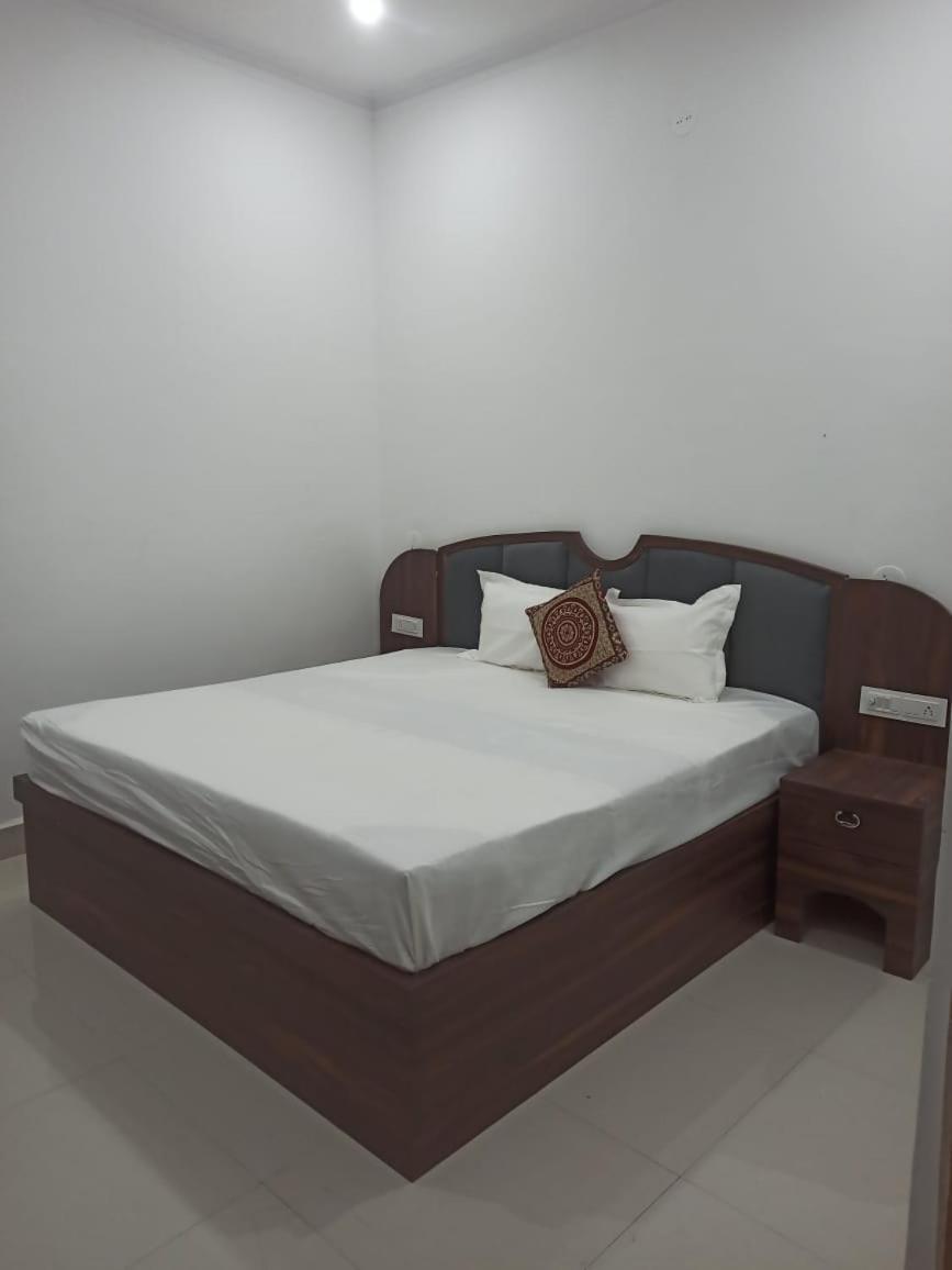 קג'ורהו Abhiram Homestay מראה חיצוני תמונה